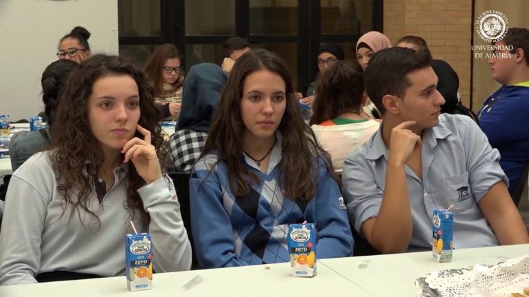 120 estudiantes de secundaria intercambian impresiones con los científicos de la UAL