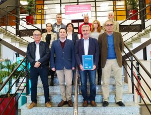 Investigadores de la UAL hacen entrega a CASI de su estudio por sus 75 años