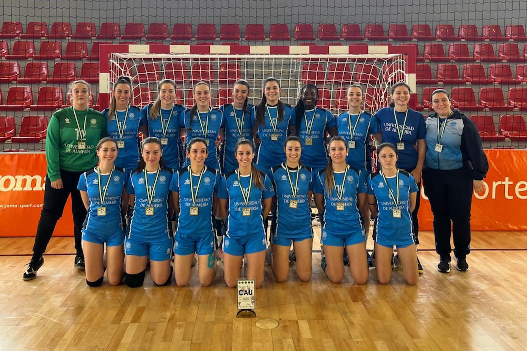 La selección femenina de balonmano se alza campeona de Andalucía y primer pleno de medallas para UAL UALNEWS