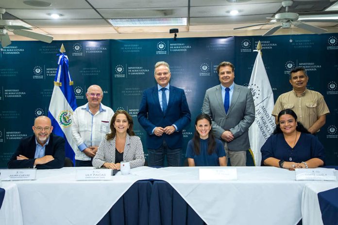 La Universidad de Almería estrecha sus lazos in situ con la Escuela Nacional de Agricultura ‘Roberto Quiñónez’