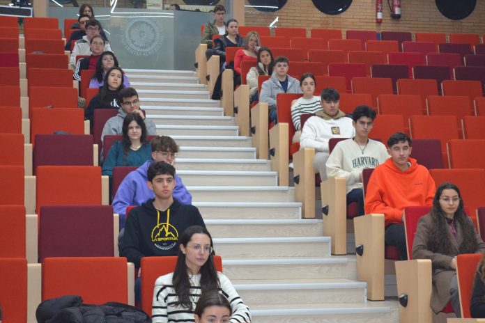 Más de medio centenar de estudiantes participan en la fase local de la Olimpiada de Química