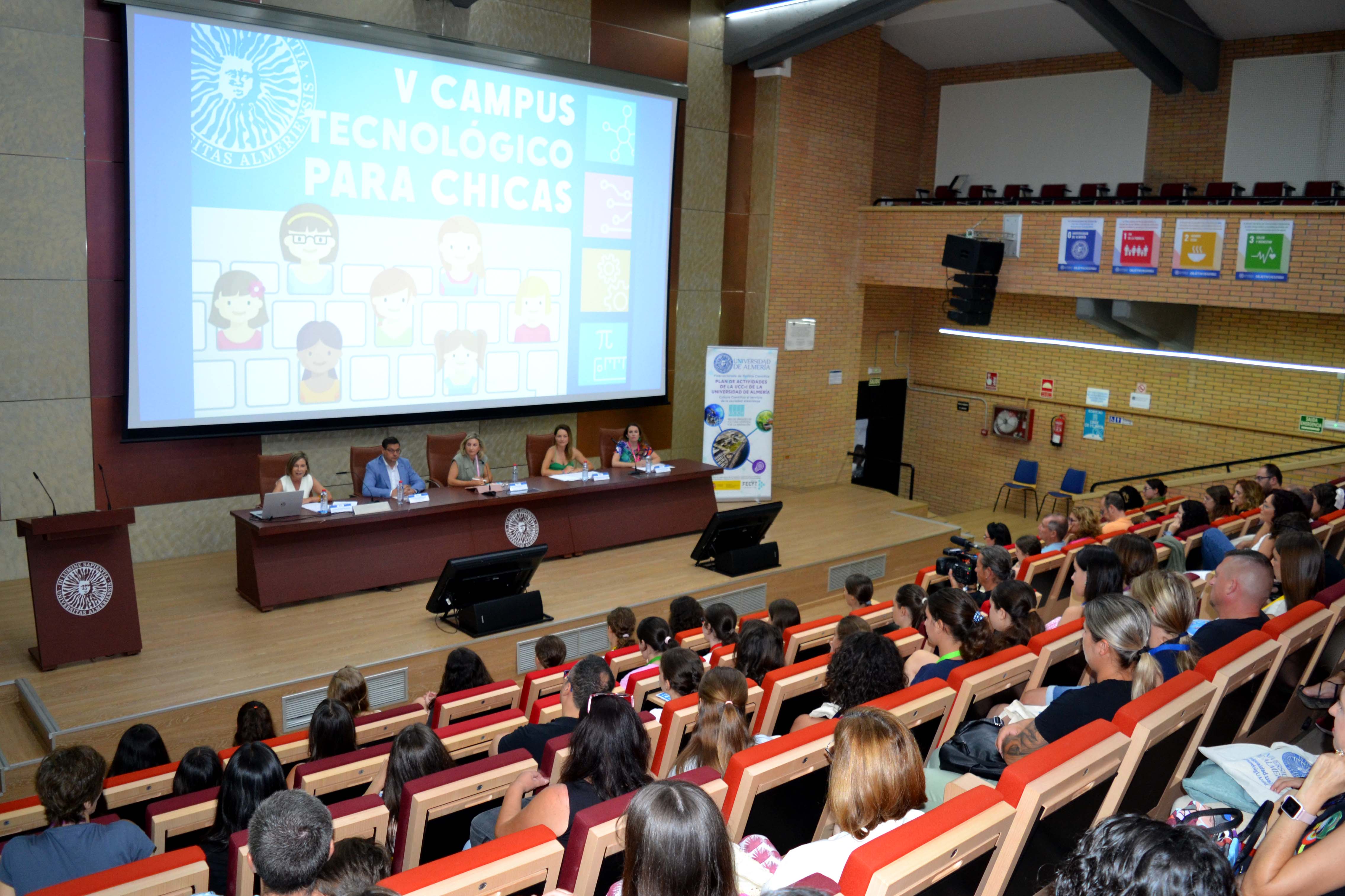 Más de 90 jóvenes participan en el V Campus tecnológico para chicas de la UAL