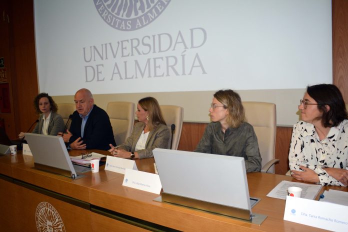 Estudiantes de la UAL toman conciencia de la amenaza de la resistencia a los antibióticos