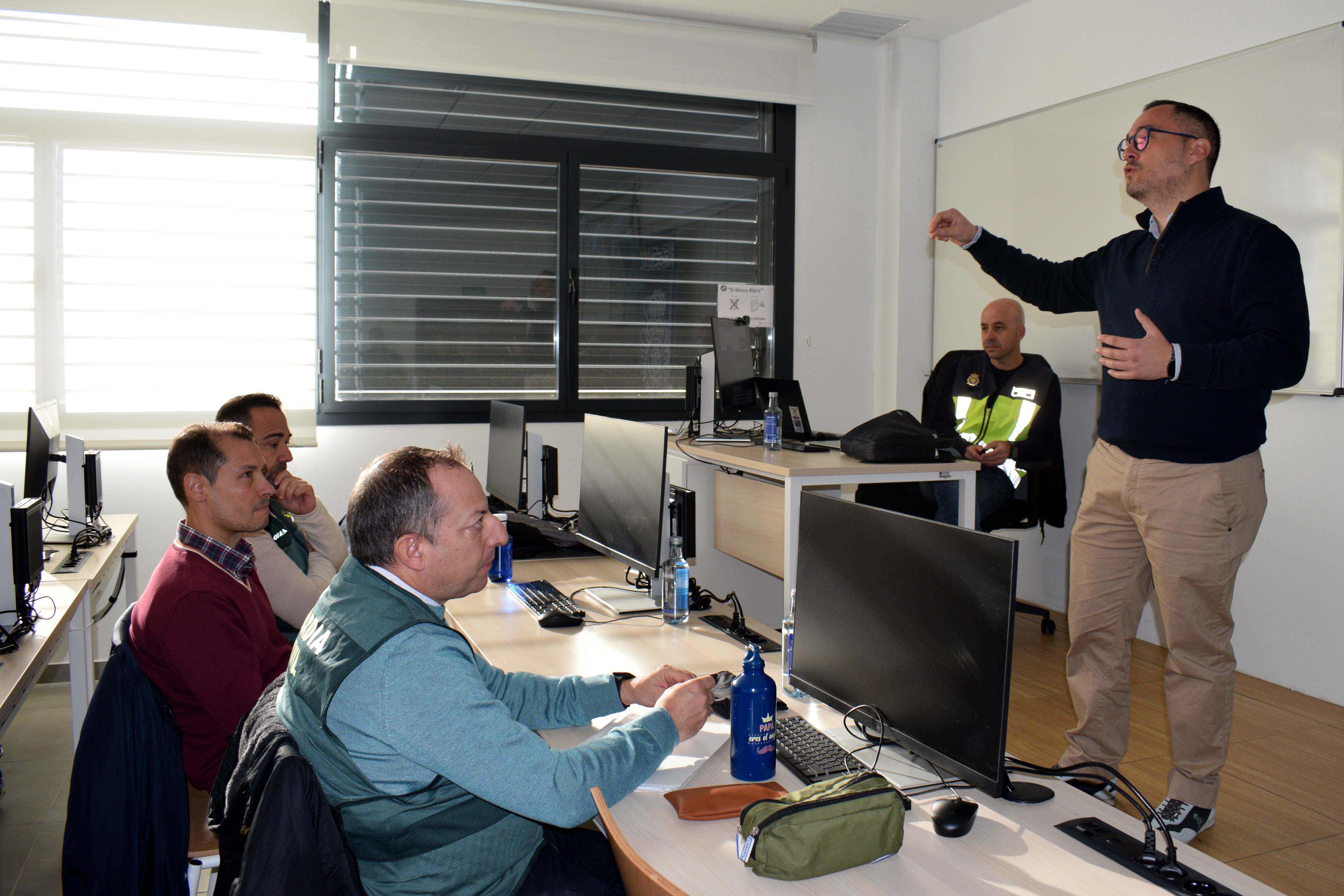 Agentes contra el ciberdelito informan en la UAL de la necesidad de más profesionales para combatirlo