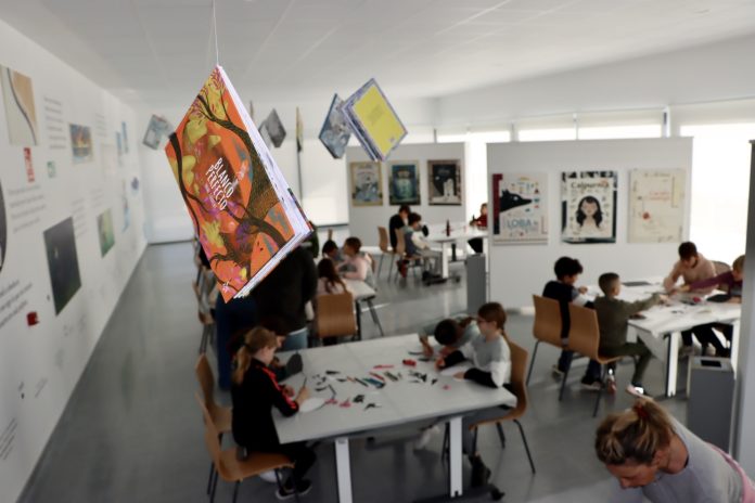 Cultura UAL llena de vida dos de sus exposiciones con actividades literarias destinadas a doscientos escolares