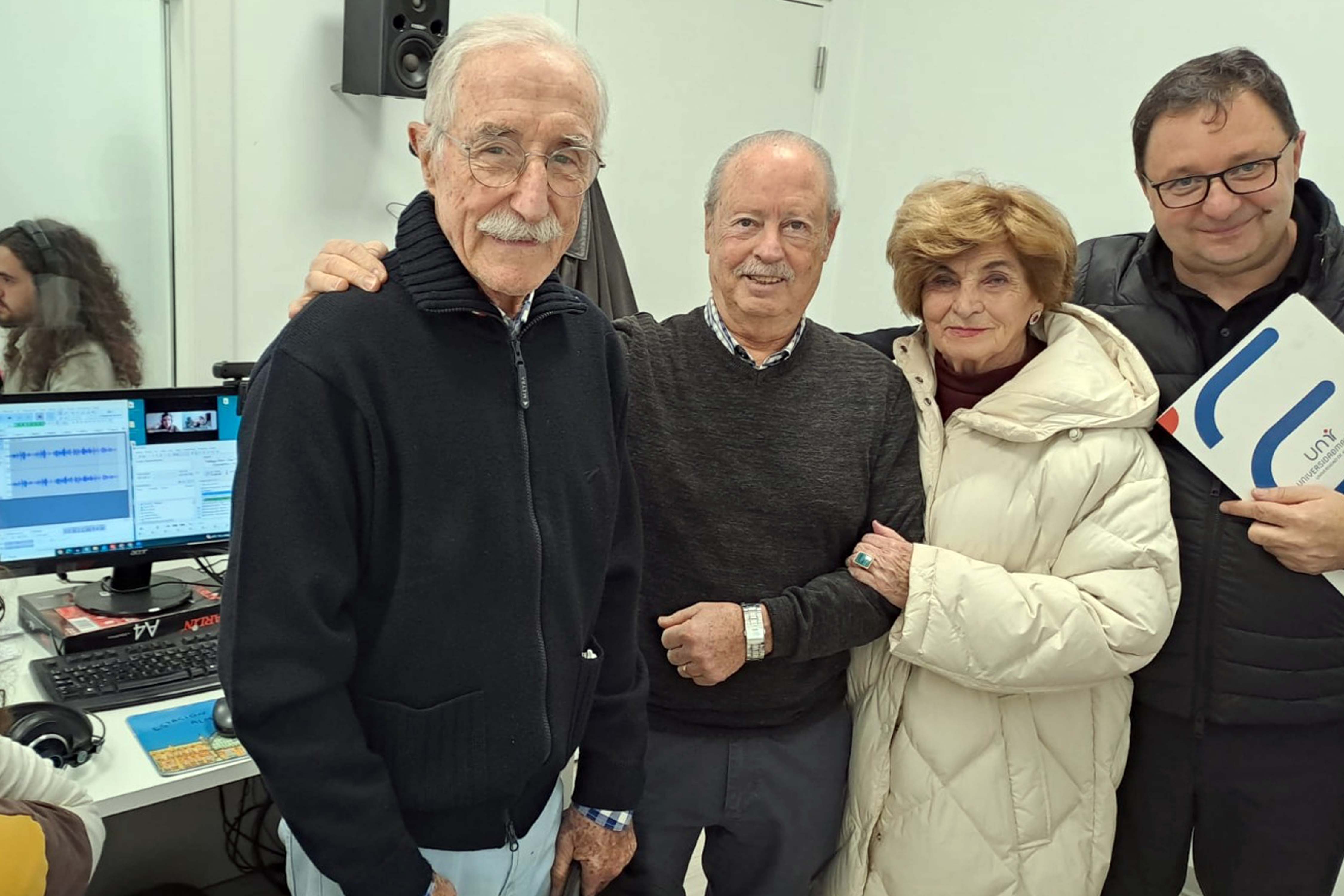 Los primeros locutores de RadioUAL visitan las nuevas instalaciones de la emisora universitaria