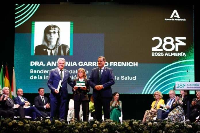 La catedrática de la UAL Antonia Garrido recibe la Bandera de Andalucía de la Ciencia y la Salud