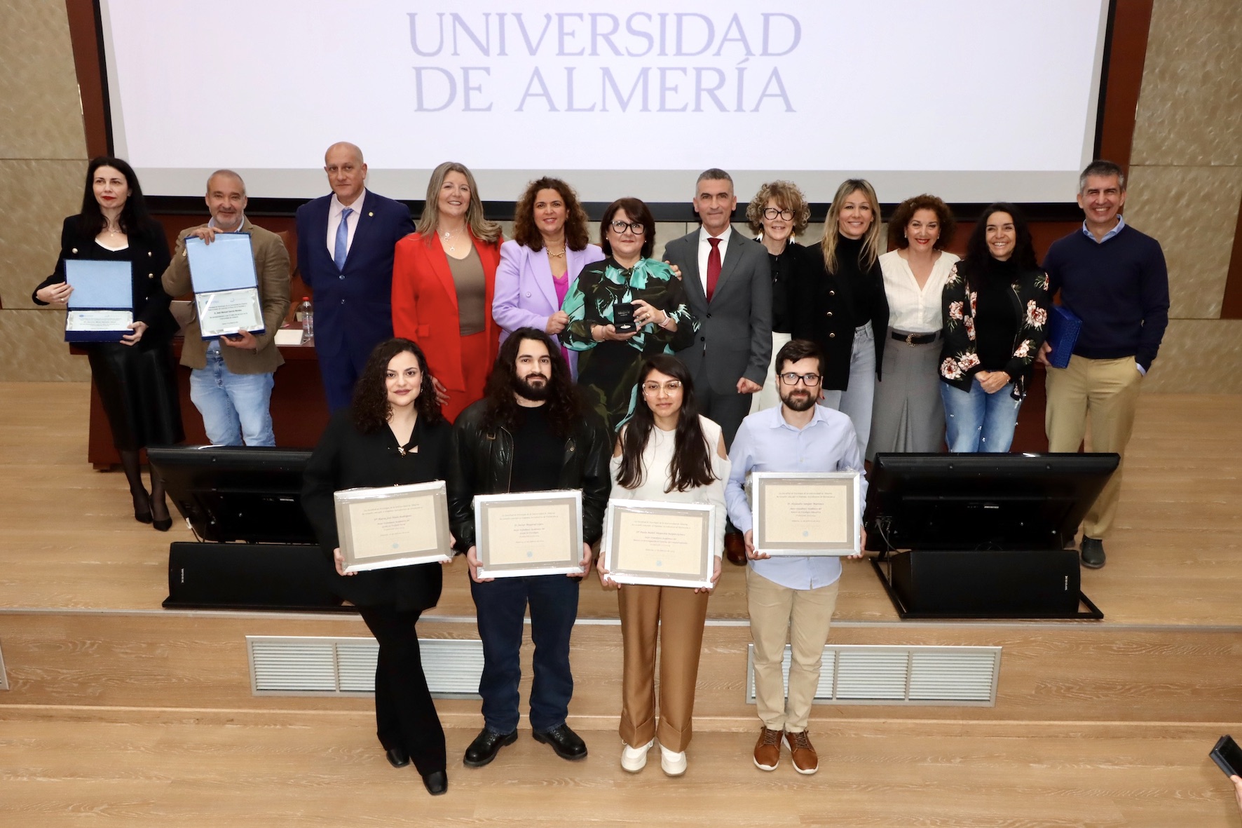 Psicología dedica su patrón a la actuación en catástrofes y entrega sus distinciones