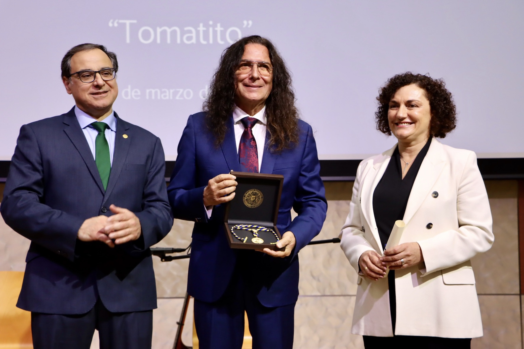 Un emocionado Tomatito recibe la Medalla de Oro de la Universidad de Almería