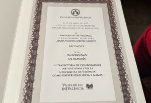 La UAL recibe un reconocimiento de la Universidad de Valencia en su 525 aniversario