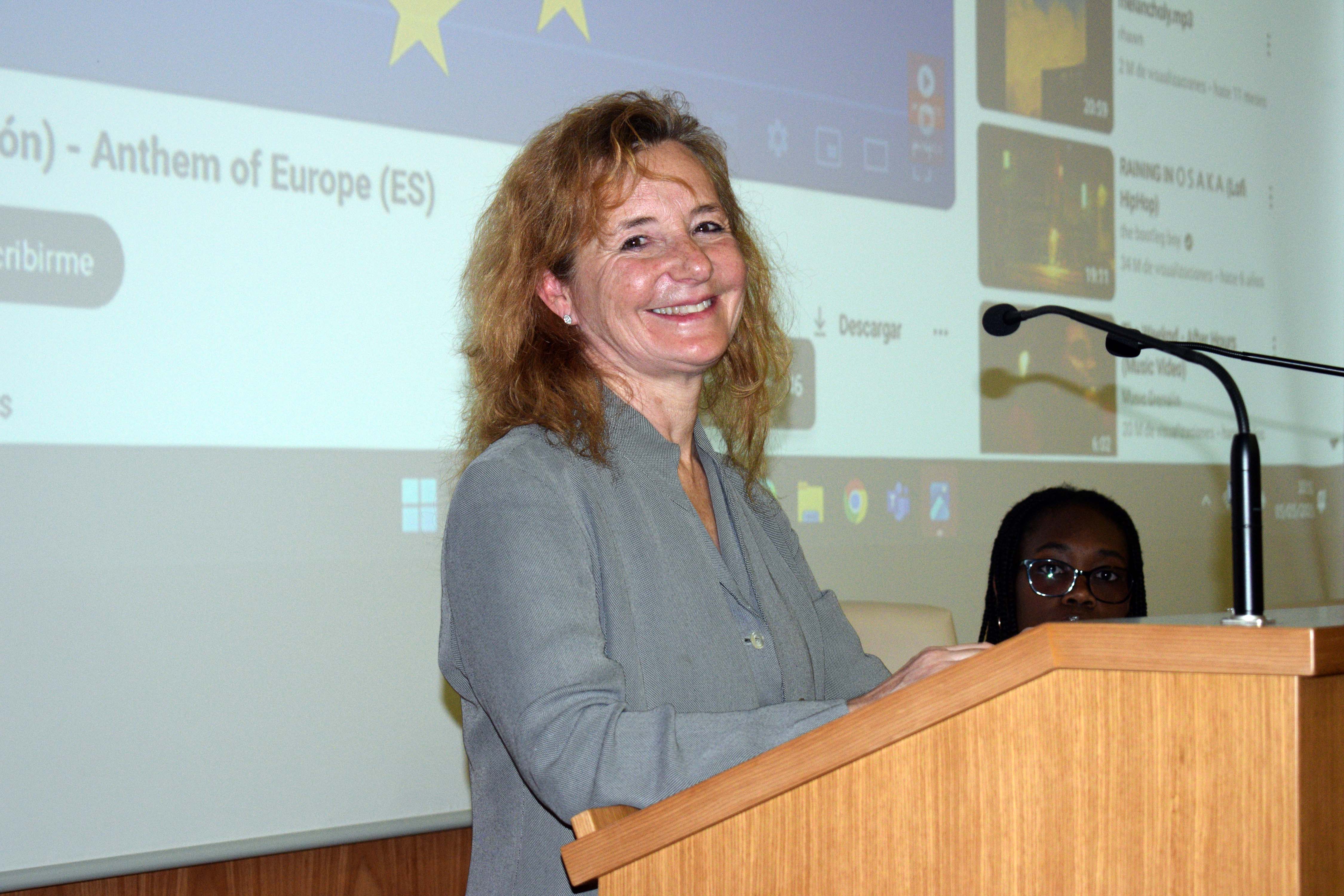 Una embajadora del Parlamento Europeo visita la UAL para difundir el papel de esta institución