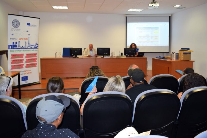 Estudiantes de Estados Unidos y Francia participan en un curso de lengua y cultura española