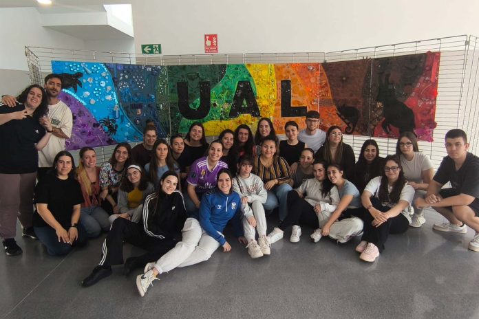 Un taller de arte sostenible inculca conciencia ecológica en los estudiantes de la UAL