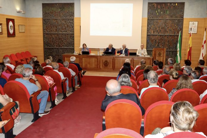 La obra ‘Historia de la medicina almeriense’ salvaguarda la memoria de los profesionales y sus grandes hitos