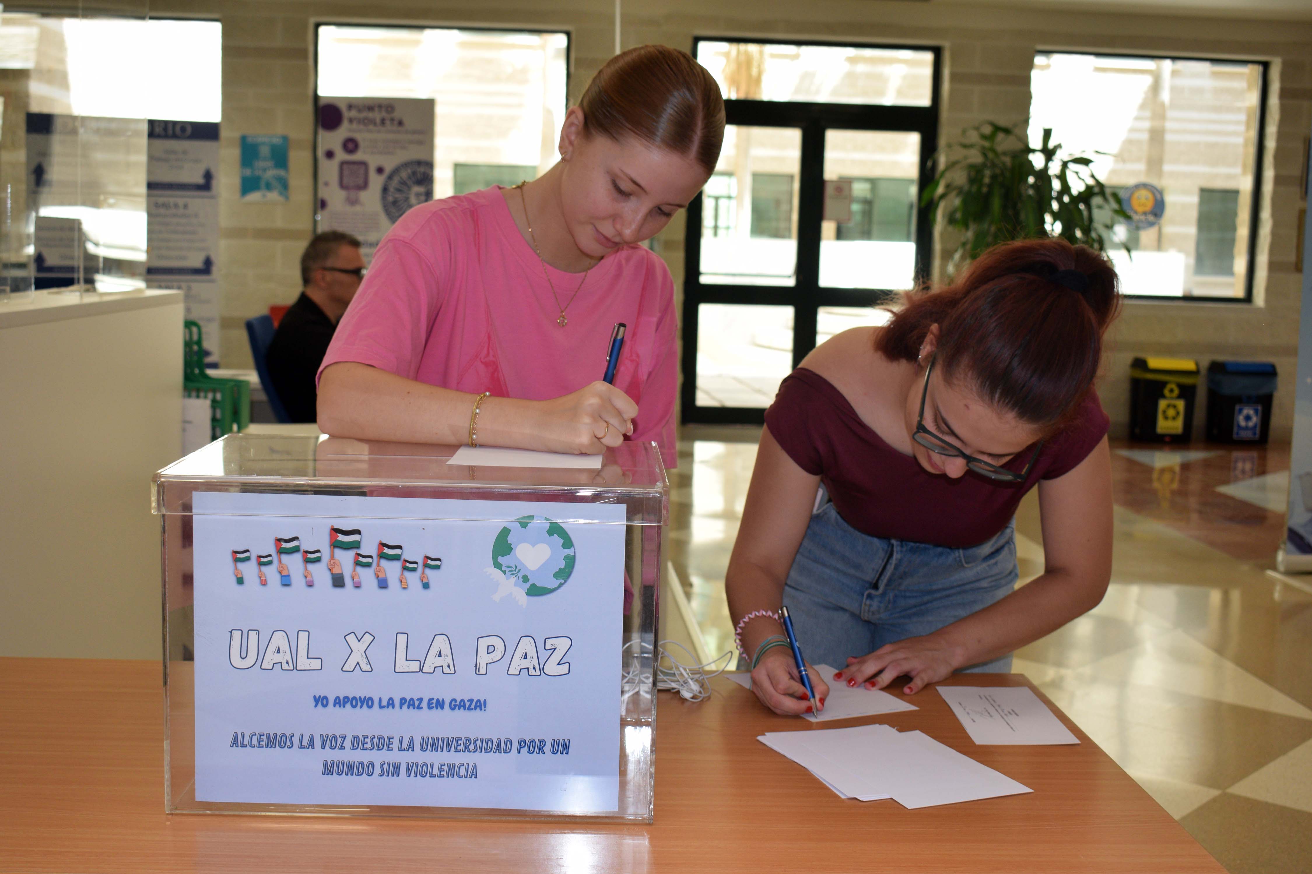 La UAL instala en el campus ‘buzones por la paz’ en los que depositar deseos contra conflictos armados