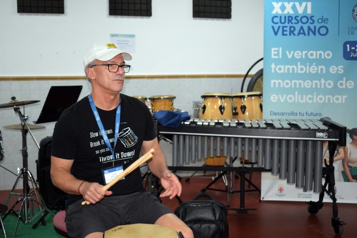 Estudiantes del curso de verano de percusión aprenden a tocar el steel pan con el experto John Wooton