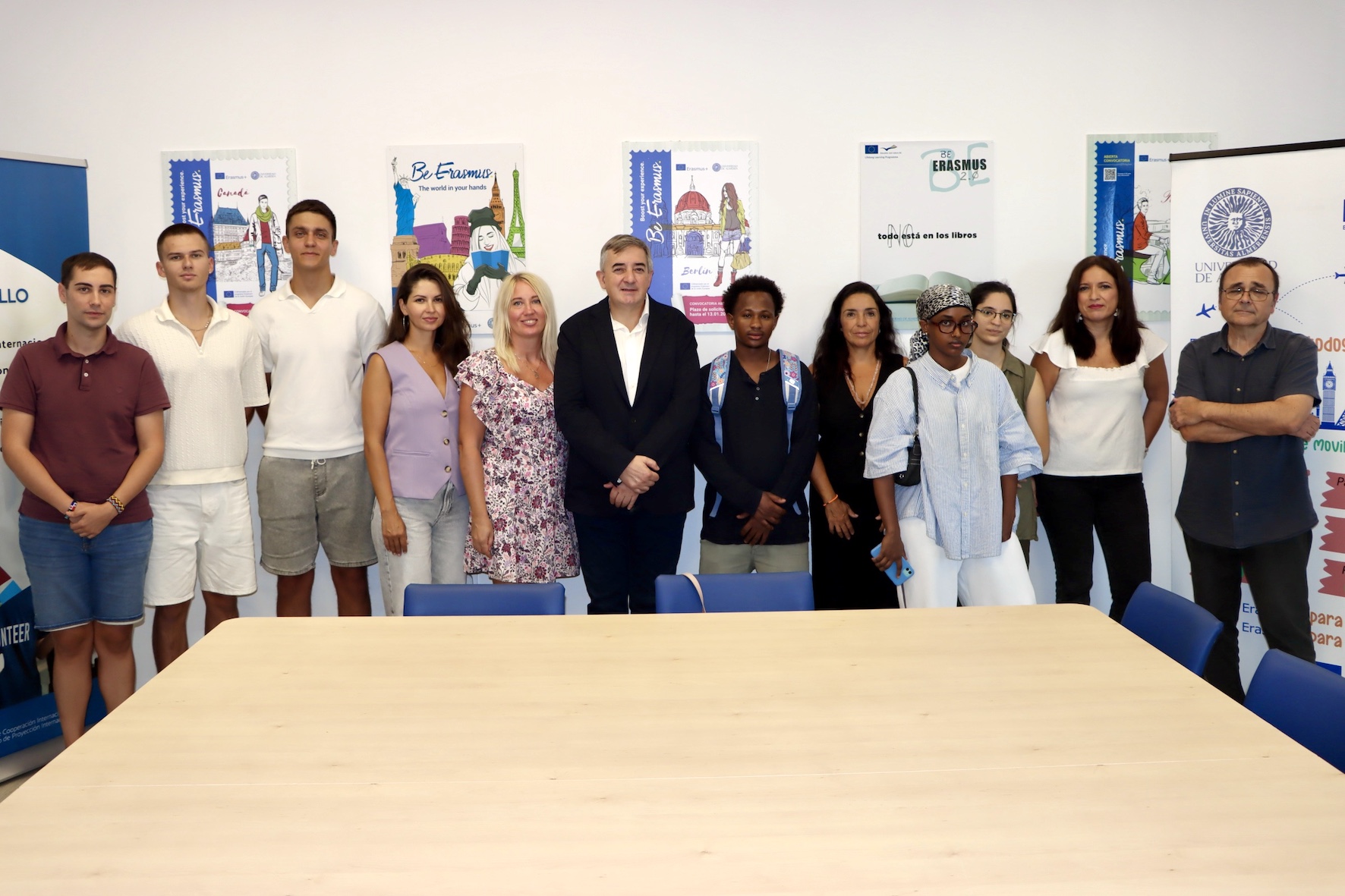 La UAL entrega una veintena de becas de matrícula, alojamiento y curso de español a estudiantes refugiados