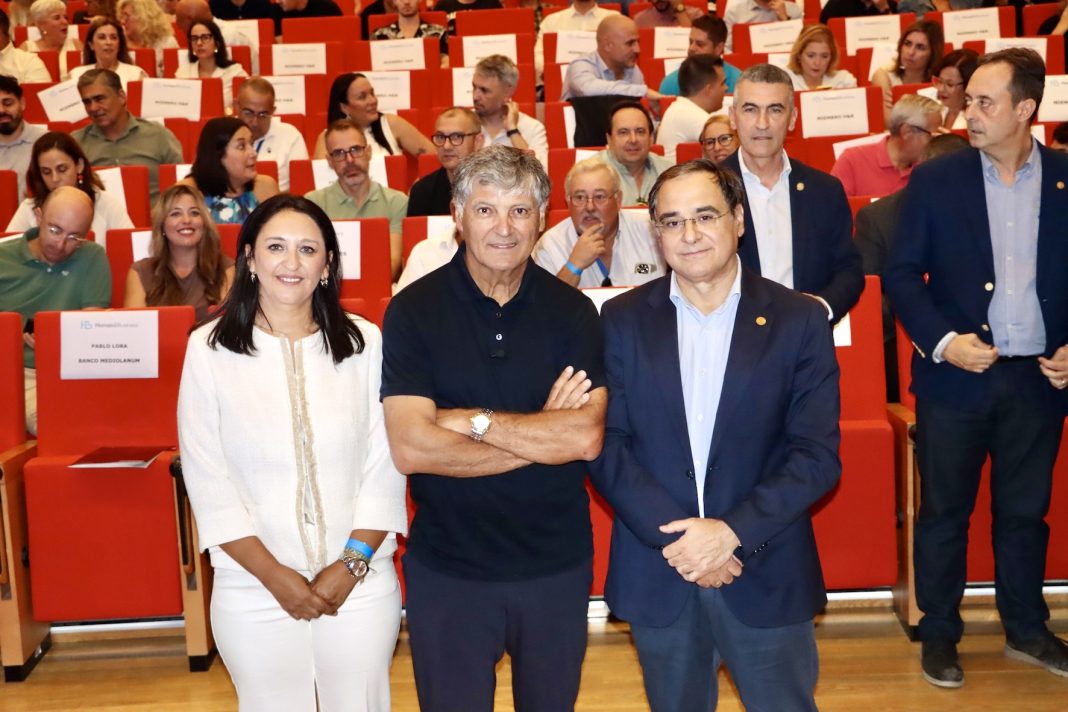 El rector, Toni Nadal y la CEO de Human&Business, antes de la conferencia del entrenador de Rafa Nadal