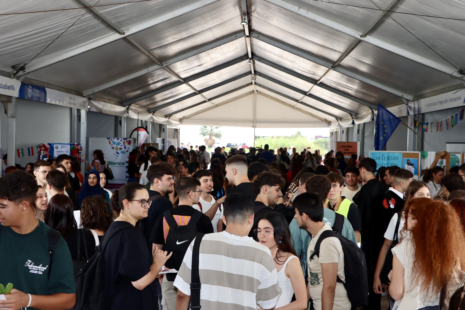 La Jornada de Bienvenida se convierte en el gran punto de encuentro de los estudiantes de la UAL
