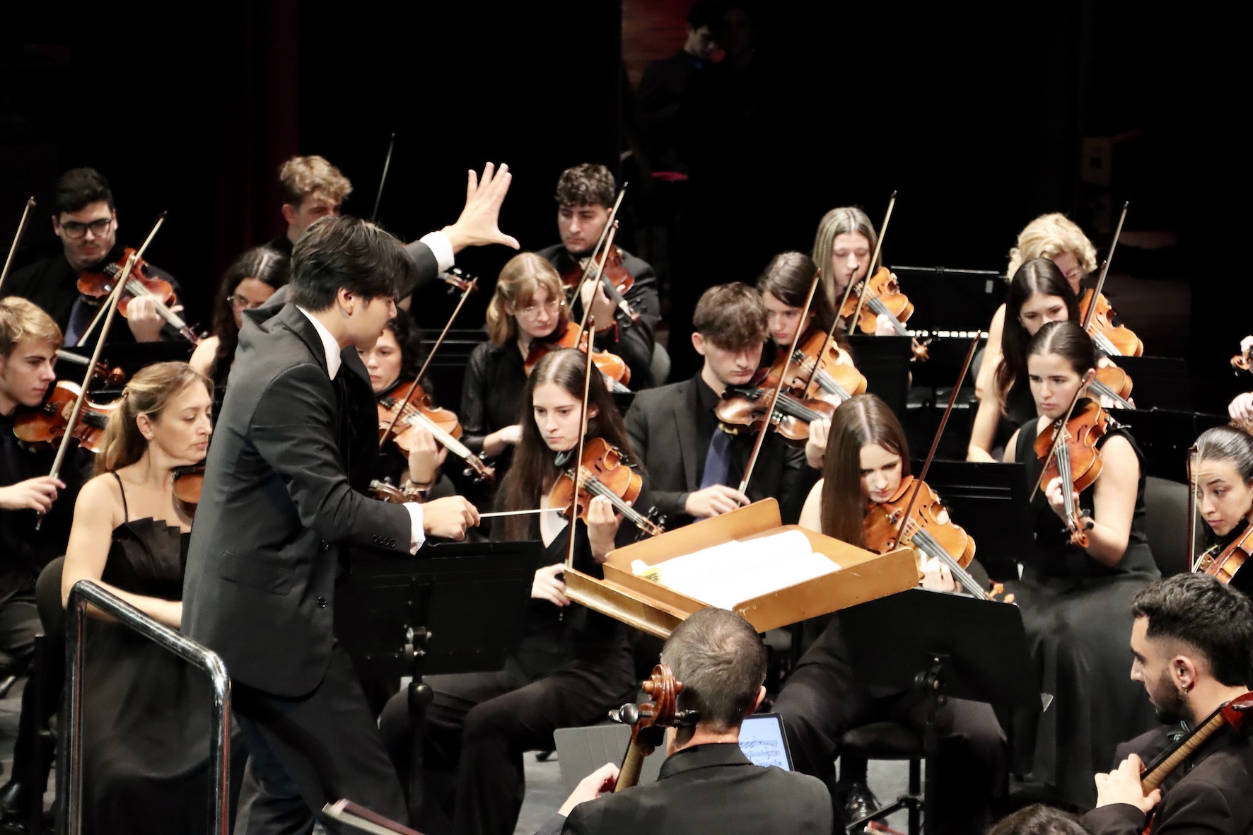 El V Concurso Internacional de Dirección de Orquesta de la UAL corona al estadounidense Harris Han