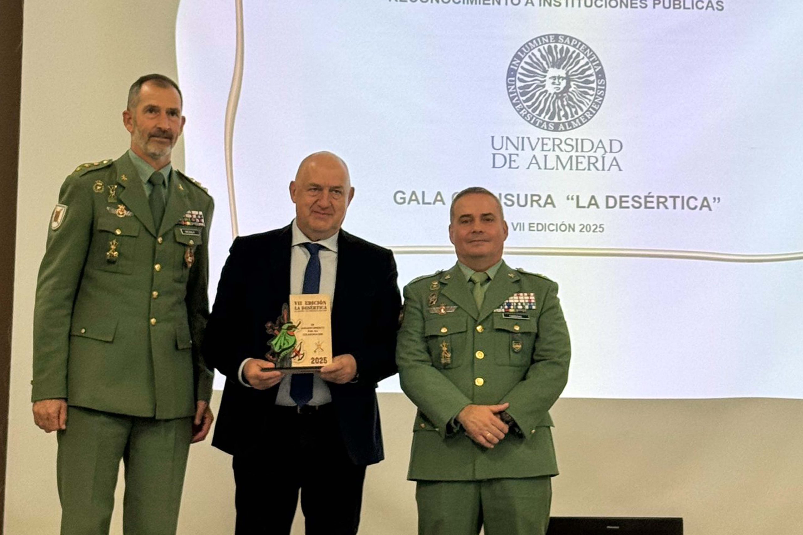 La Legión reconoce a la Universidad de Almería por su colaboración en La Desértica