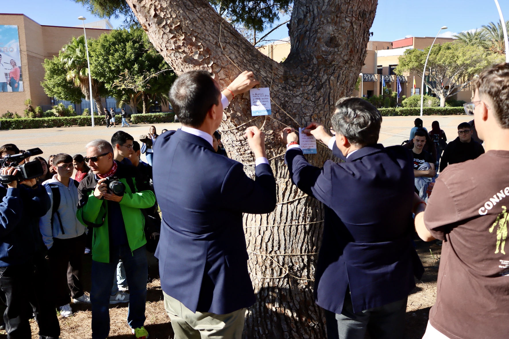 Un árbol en el campus conmemora los 50 años de democracia y libertad en España