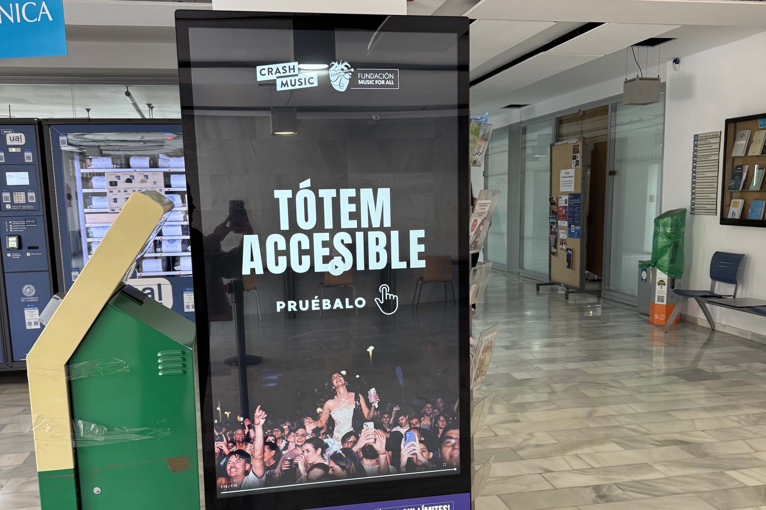 La UAL promueve la inclusión cultural con dos tótems interactivos sobre festivales accesibles