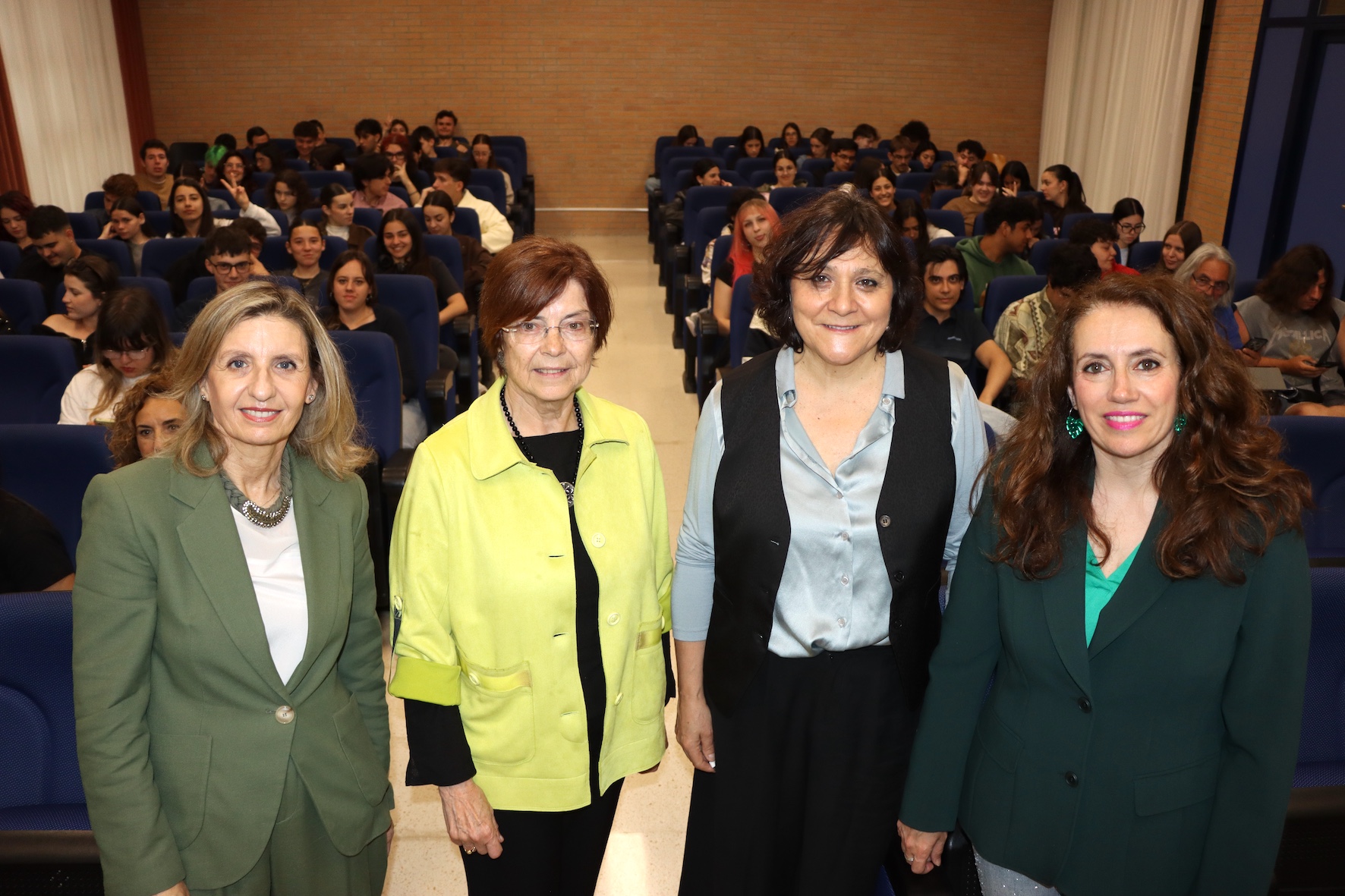 Dolors Comas en la UAL: “La brecha salarial femenina empieza antes, empieza con la brecha de los cuidados”